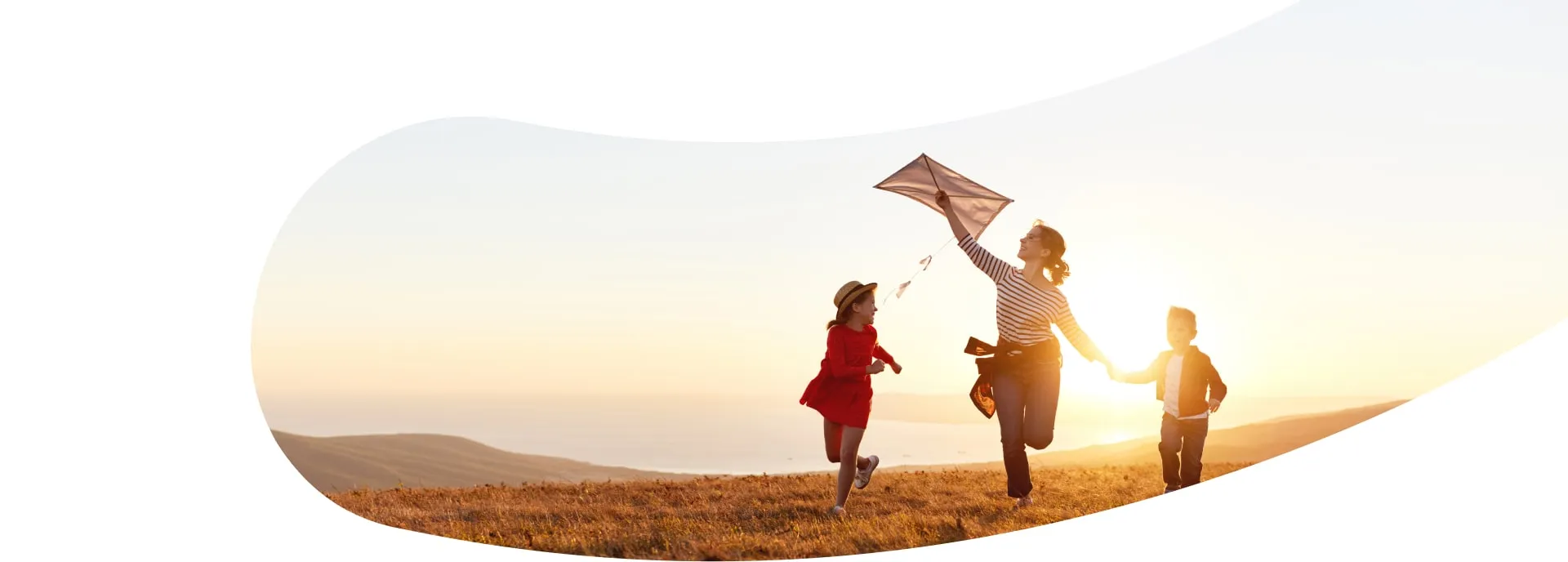 Família feliz na praia